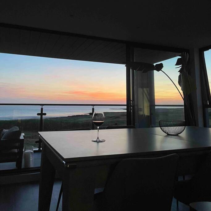 Apartment Seafront With Spectacular Views *